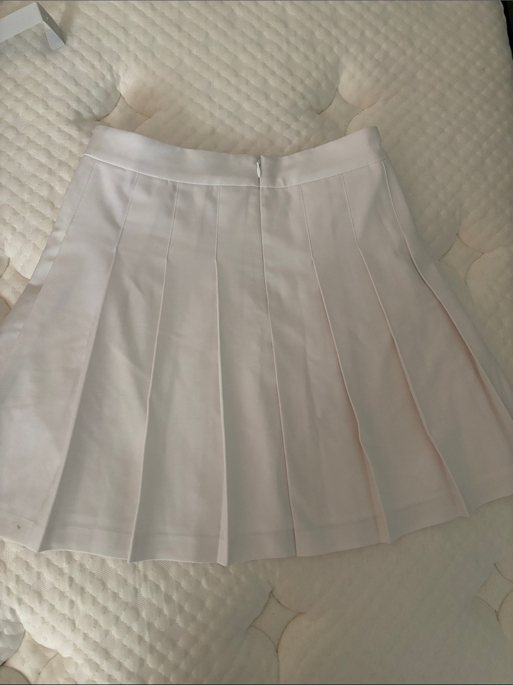 (4/30$) Aritzia Pleated White Women’s Skirt Sun deh
